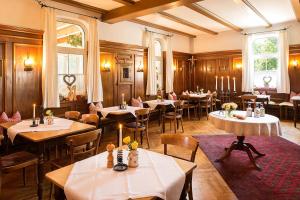 a restaurant with tables and chairs in a room at Hotel Oberwirt Wangen in Wangen im Allgäu