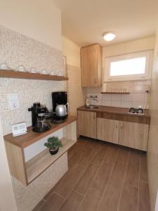 Kuchyň nebo kuchyňský kout v ubytování Gyöngyvirág Apartmanház + 25 fotografií