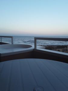 a bath tub sitting on top of a balcony with the ocean at Primera linea playa, vista espectacular in El Médano
