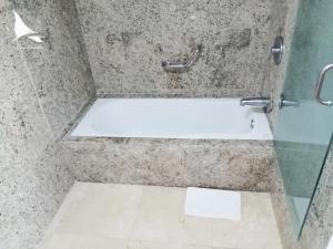 une salle de bain avec douche et baignoire dans l'établissement Hotel Casa Grande Cancun, à Cancún 18 autres photos