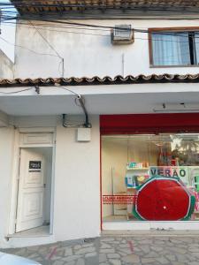 un escaparate con una señal roja en Anexo Aldeia Búzios, en Búzios