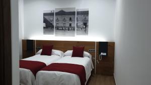 Un pat sau paturi într-o cameră la HOTEL DON RAMIRO