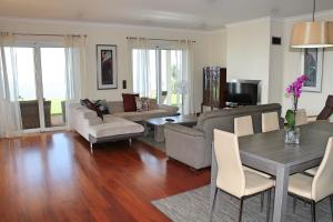 ein Wohnzimmer mit Sofa und Tisch in der Unterkunft Bellevue Villa Madeira Magnificent Sea View in Prazeres
