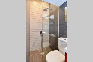 a bathroom with a toilet and a shower at Modern apartment in the heart of the city in Larisa