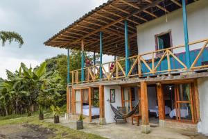 薩蘭托的住宿－Hostal rural la montaña alquiyapura，正在建造的带阳台的房子