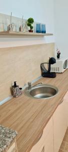 W kuchni znajduje się umywalka i kuchenka mikrofalowa. w obiekcie Studio Escape Mamaia next by LOFT w Mamai