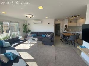 un salon avec un canapé et une table dans l'établissement Jasmin Suites, à Majdal Shams