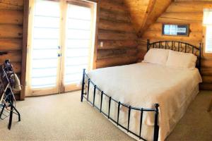 מיטה או מיטות בחדר ב-Red Rock Ranch Log Cabin: Large, Fully Furnished