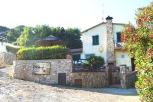 a stone house with an umbrella on top of it at Bed & Breakfast Bounty in Rio nellʼElba