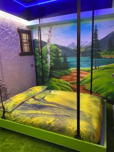 ピアッツァ・ブレンバーナにあるURBAN PIC NICの壁画のあるベッドルーム