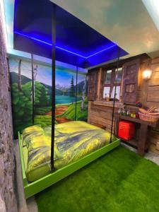 ピアッツァ・ブレンバーナにあるURBAN PIC NICのベッドルーム1室(壁に絵画が描かれたベッド1台付)