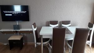 a conference room with a white table and chairs at Robertsham (Halaal) Self Catering Cottages 2 in Johannesburg