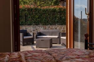 une chambre avec un lit et des chaises sur une terrasse dans l'établissement Casa in Chiana, à Torrita di Siena