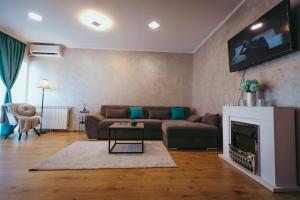ein Wohnzimmer mit einem Sofa und einem TV in der Unterkunft View Apartament in Tulcea