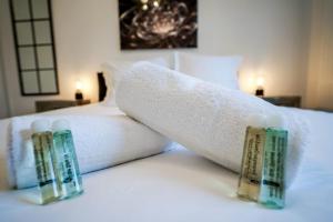 - un lit avec des serviettes et 2 bougies dans l'établissement Apartment for 4 people with condominium parking, à Lathuile