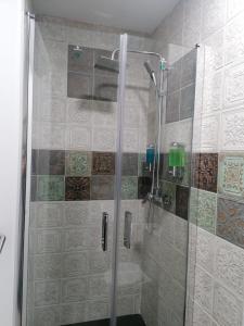 y baño con ducha y puerta de cristal. en Hostal Restaurante Casa Isabel, en Gamonal