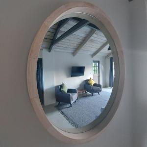 LakesideにあるLakeside Mountain Loftのリビングルーム(椅子2脚、ソファ付)を反映した鏡