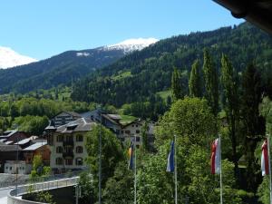 Vista generica sulle montagne o vista sulle montagne dall'interno dello chalet