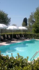 Der Swimmingpool an oder in der Nähe von Residence Il Fiore Del Garda