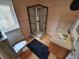 vista sul soffitto di un bagno con doccia e lavandino di Adventure Eagle Cottege a Geysir Altre 14 foto