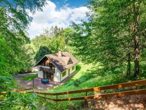 RudníkにあるCozy Holiday Home near Ski Area in Javorníkの木の畑の中の家