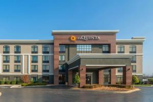 a rendering of the front of a hotel at La Quinta by Wyndham Clarksville in Clarksville