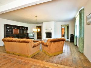 sala de estar con 2 sillas y cocina en 8 person holiday home in L NSBODA en Ubbaboda