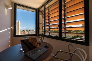 Cette chambre comprend un bureau avec un clavier et 2 fenêtres. dans l'établissement Best Western Montecristo-Bastia, à Bastia 63 autres photos
