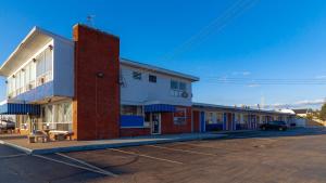 a row of buildings in a parking lot at Red Horse Motel Dayton Moraine in Dayton