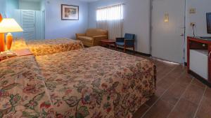 代頓的住宿－Red Horse Motel Dayton Moraine，酒店客房设有两张床和一张桌子。