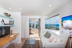 אזור ישיבה ב-Naxos - Med style castle, ocean views from every room!