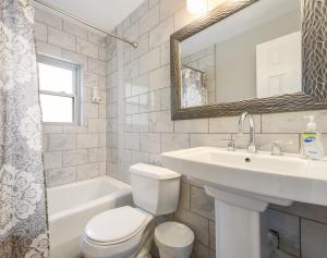 Baño blanco con lavabo y aseo en Amazing Midtown Atlanta Location by Piedmont Park Beltline Ponce City Market en Atlanta