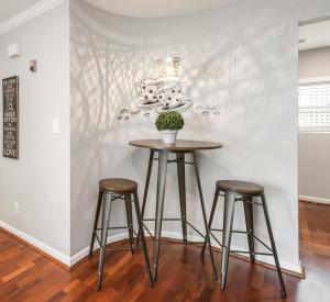 una mesa y dos taburetes en una habitación con una pared en Amazing Midtown Atlanta Location by Piedmont Park Beltline Ponce City Market, en Atlanta