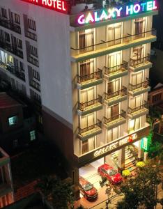 uma vista de um hotel à noite em Galaxy Hotel em Quy Nhon