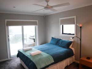 En eller flere senge i et værelse på Beachside Holiday Home with Stunning Seaviews