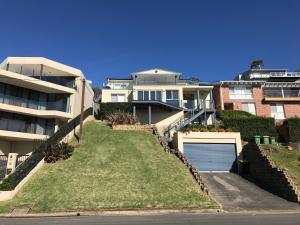 Gallery image of Beachside Holiday Home with Stunning Seaviews in Avoca Beach