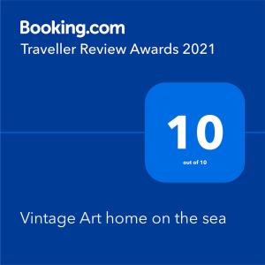 uma imagem de um telefone com o texto Travellingvriew premia a casa de arte vulnerável em Vintage Art home on the sea em Tessalônica