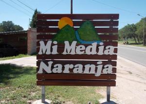 un signo de madera para una práctica médica en Mi Media Naranja en Mina Clavero
