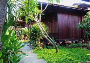 ラブハン・バジョにあるExotic Komodo Hotelの庭のある家