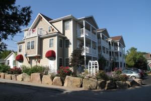 バー・ハーバーにあるBar Harbor Manorの花が目の前に咲く大きなアパートメントです。
