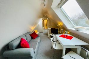 sala de estar con sofá y mesa en Kuscheliges Sylt Zuhause für 2 Personen en Westerland