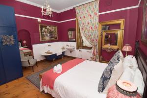 Cama o camas de una habitación en Airlies Historical Guest House