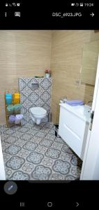 een badkamer met een toilet, een wastafel en een bad bij Suit November in Majdal Shams