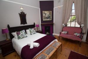Un pat sau paturi într-o cameră la Airlies Historical Guest House
