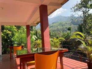 - Balcón con mesa y sillas y vistas a las montañas en Mountain View, en Pitawala