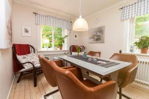 a dining room with a table and chairs at Löfwings B&B in Broddetorp