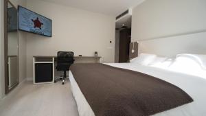 Postel nebo postele na pokoji v ubytování Hotel Ciudadela Pamplona