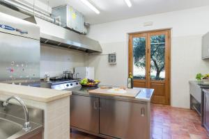 A kitchen or kitchenette at Poderina dei Poggi 16, Emma Villas
