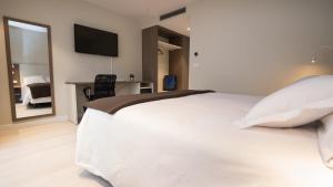 Postel nebo postele na pokoji v ubytování Hotel Ciudadela Pamplona