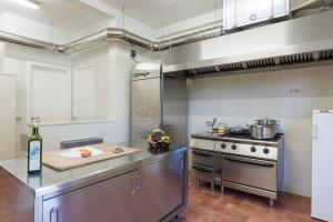 A kitchen or kitchenette at Poderina dei Poggi 16, Emma Villas